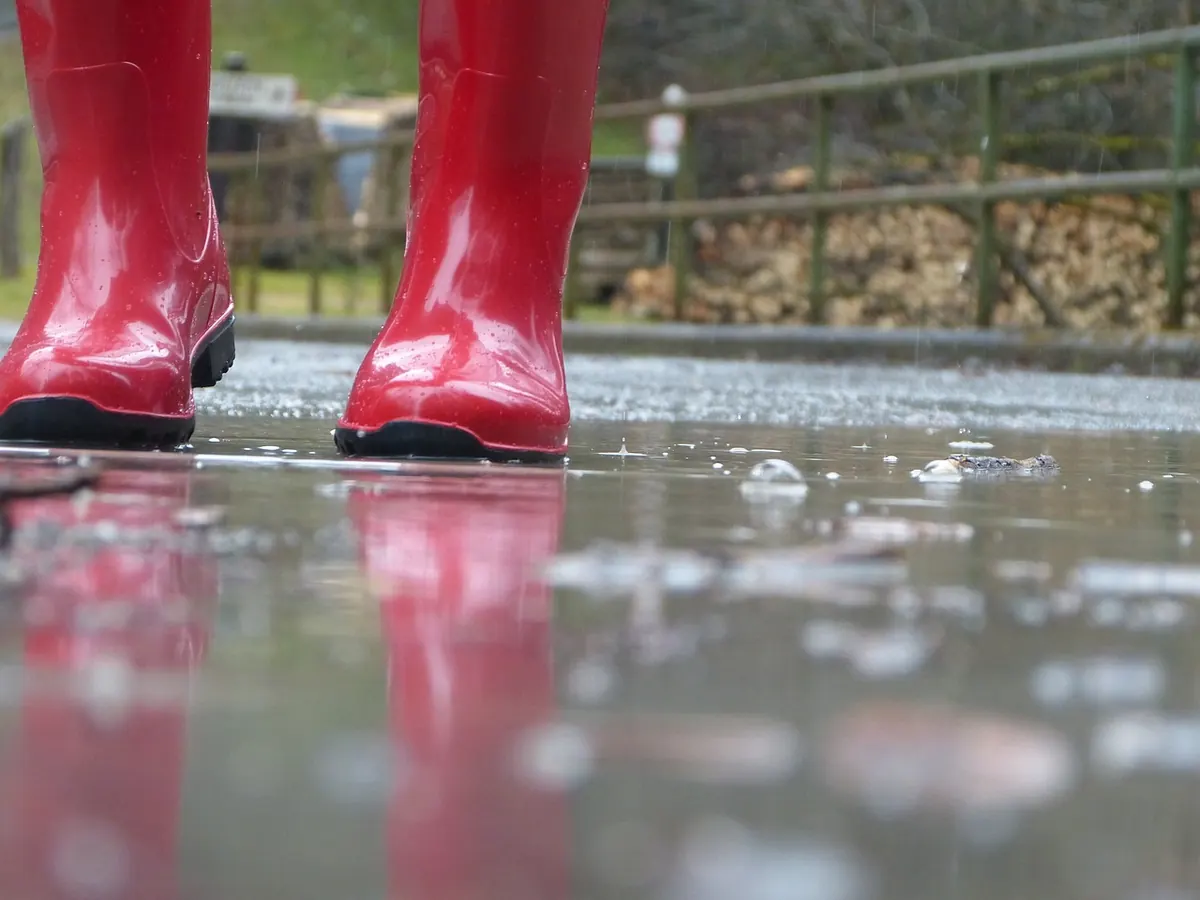 How to Style Wellington Boots for Spring: Outfits for Rainy Days and Muddy Paths